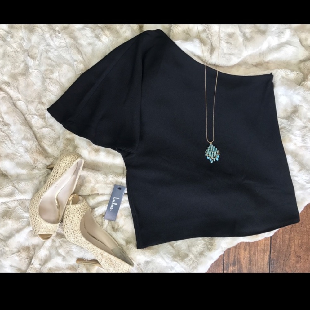 NWT🌟 Lulu’s Asymmetrical Black Blouse!